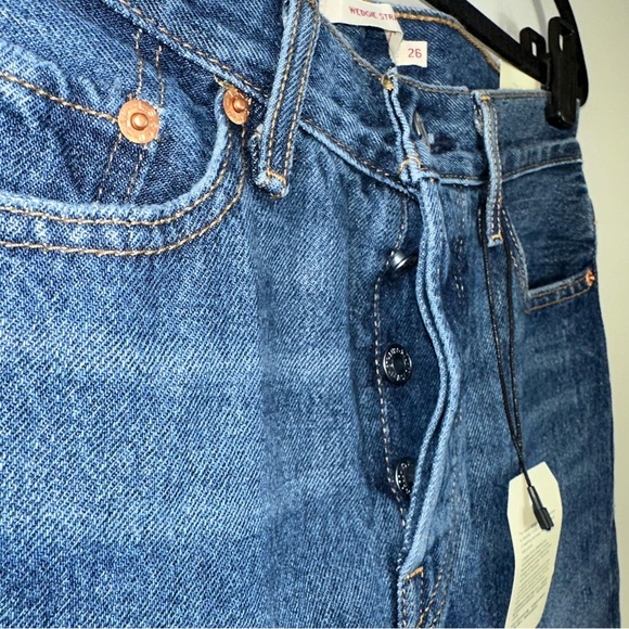 Levi’s Wedgie Straight Cropped Jeans in Carry Kerry Medium Wash Size 26 - Picture 3 of 12